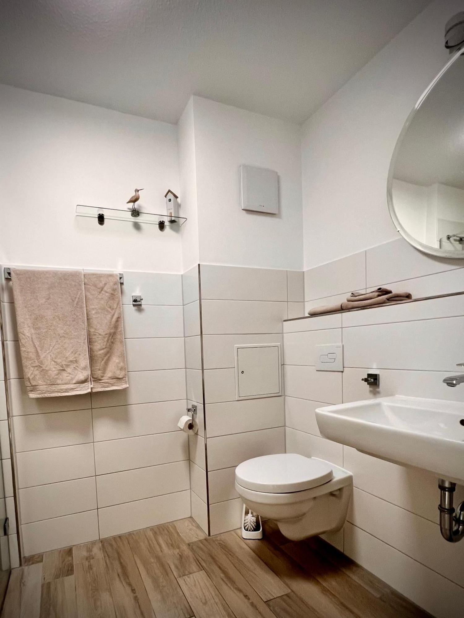 Kleine Auszeit -- Inklusive Parkplatz & Wifi, Geschirrspueler, Waschmaschine & Terrasse Mit Strandkorb -- Perfekt Fuer Urlaub & Business Scharbeutz Bagian luar foto