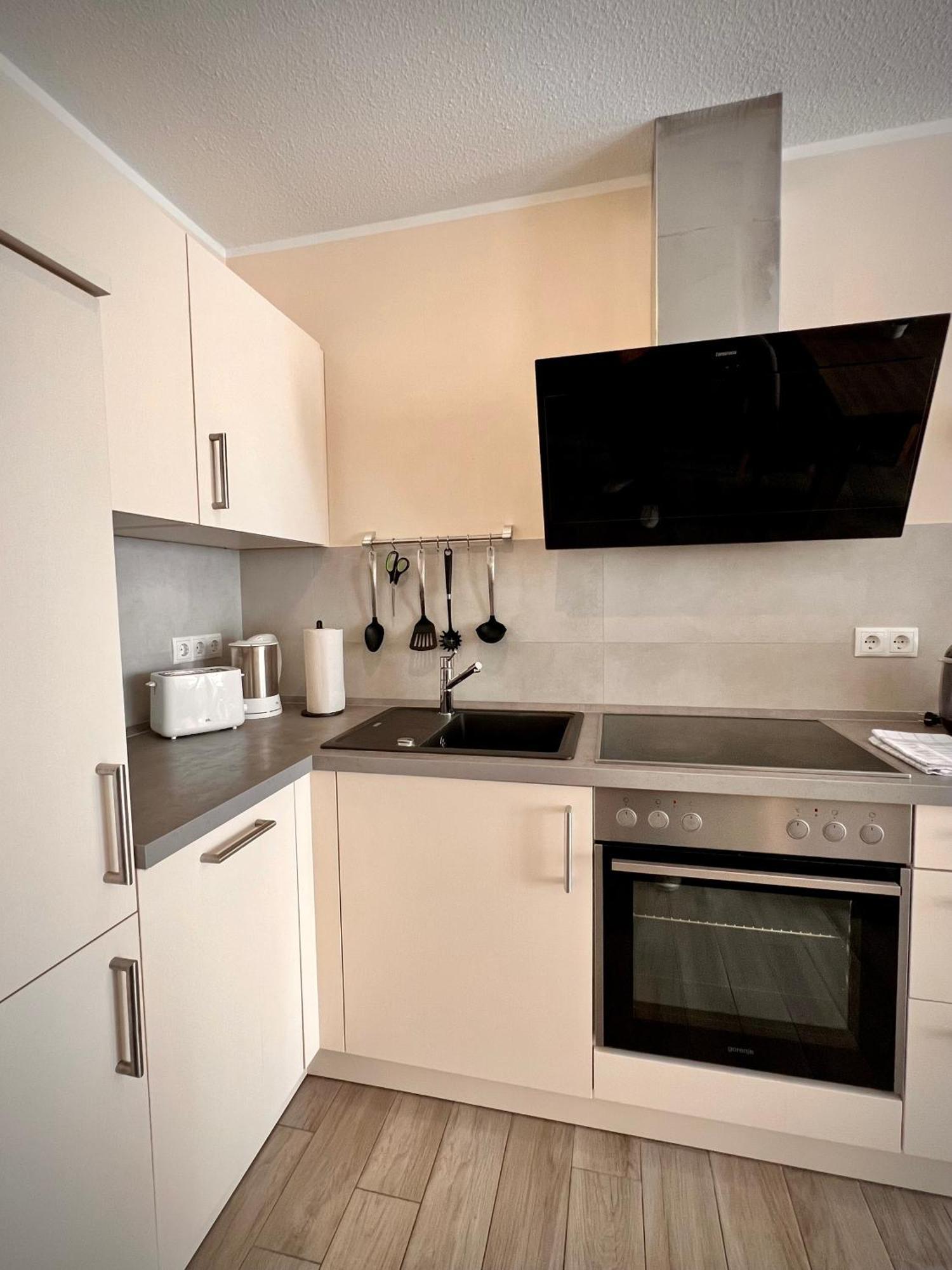 Kleine Auszeit -- Inklusive Parkplatz & Wifi, Geschirrspueler, Waschmaschine & Terrasse Mit Strandkorb -- Perfekt Fuer Urlaub & Business Scharbeutz Bagian luar foto