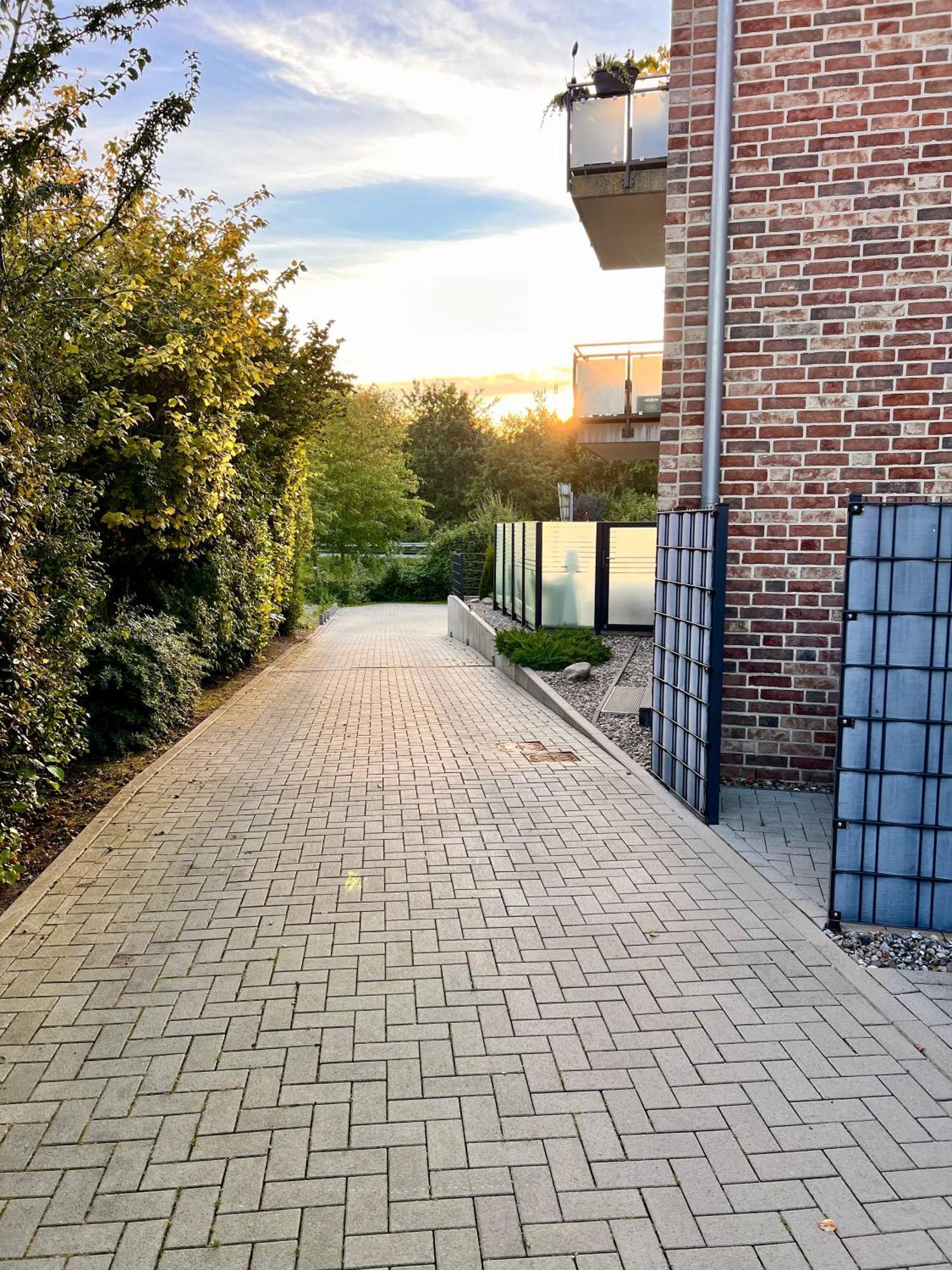 Kleine Auszeit -- Inklusive Parkplatz & Wifi, Geschirrspueler, Waschmaschine & Terrasse Mit Strandkorb -- Perfekt Fuer Urlaub & Business Scharbeutz Bagian luar foto